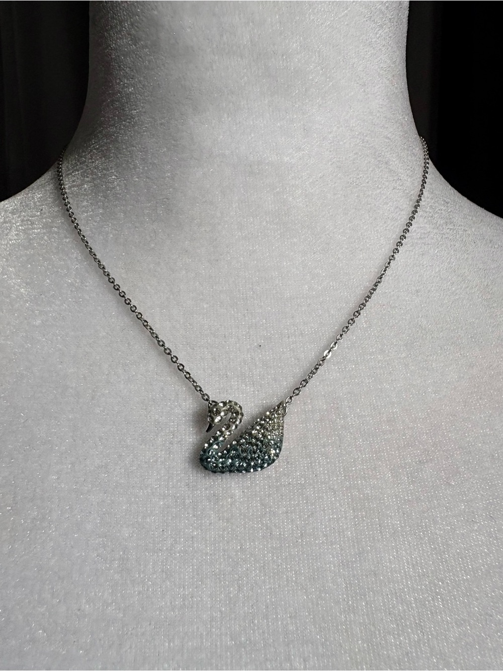 Swarovski Necklace Iconic Swan pendant Swan, Medium, Blue
